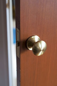 真鍮のドアノブはインテリアの雰囲気に溶け込みました