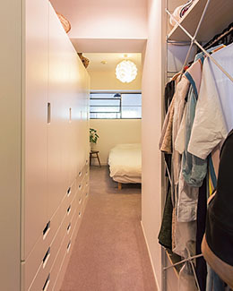 「イケア」のクローゼットで収納たっぷりのウォークインクローゼット