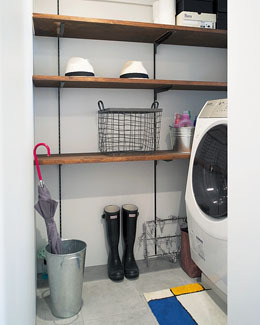 洗濯スペースは納戸を兼ねた広いスペースに