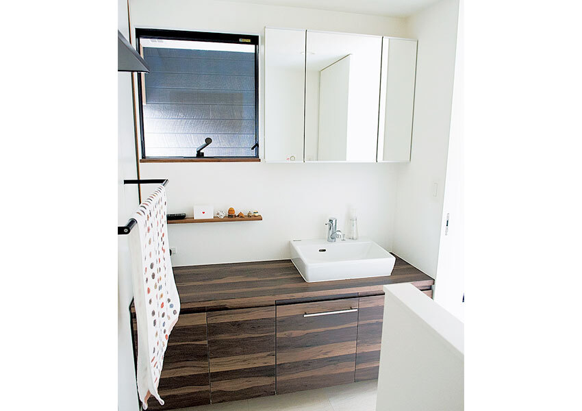 シンプルな洗面カウンターのある洗面室