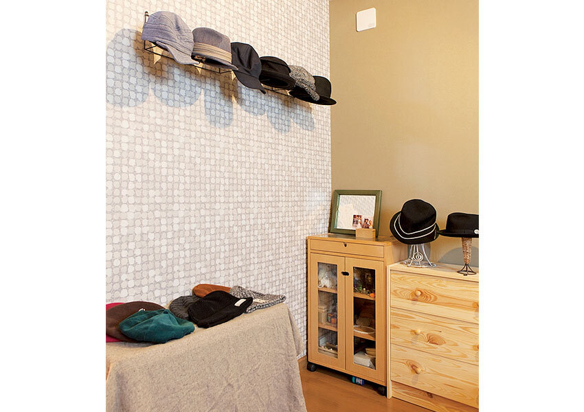 好きな帽子を飾りながら収納した寝室