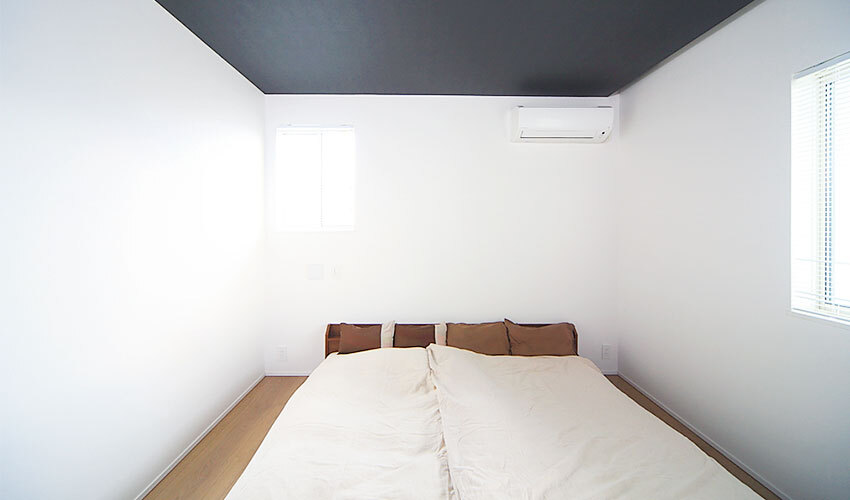 天井は黒いクロスの寝室