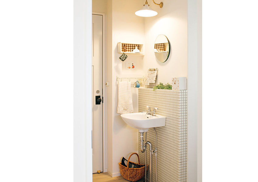 タイル張りの壁と照明が可愛いお手洗いコーナー