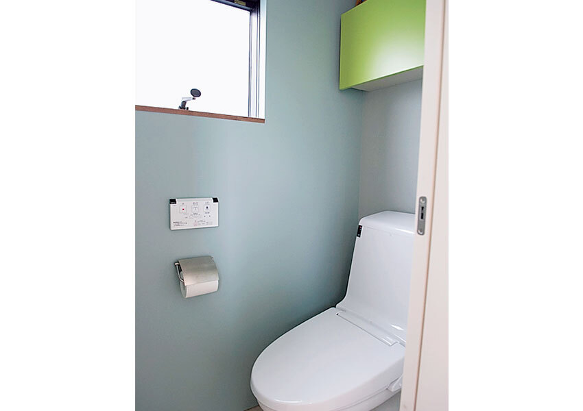 クロス張りの壁紙のトイレ