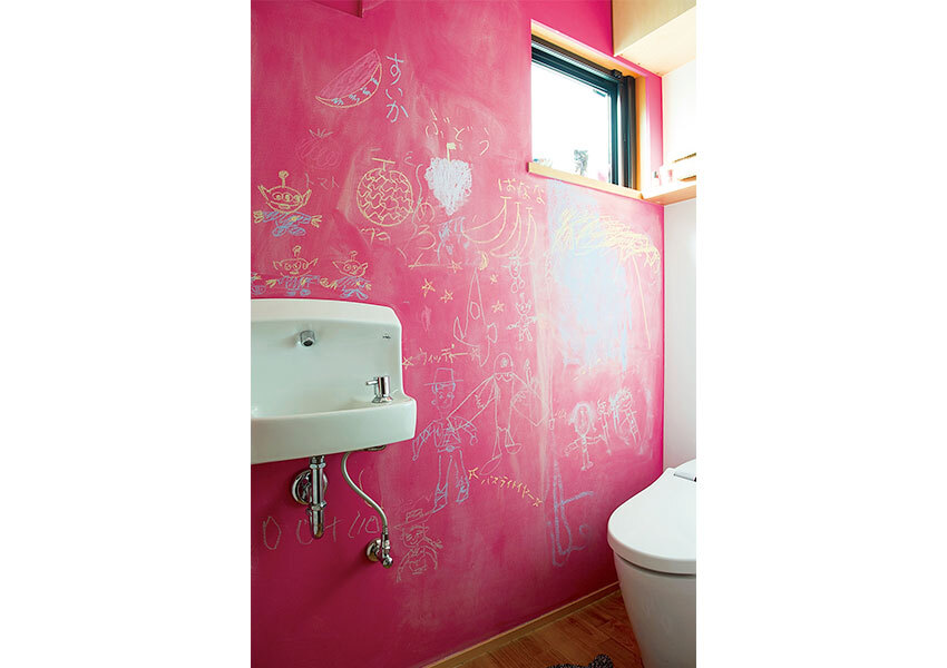  壁を黒板塗料で仕上げて落書きができるトイレ