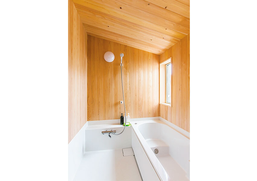 傾斜した天井の浴室
