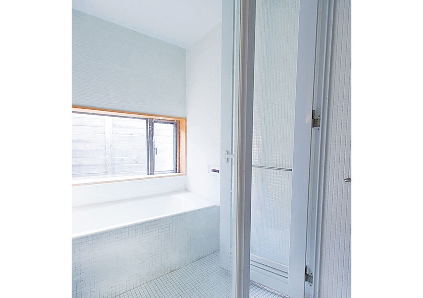 戸外の心地よさが伝わる浴室