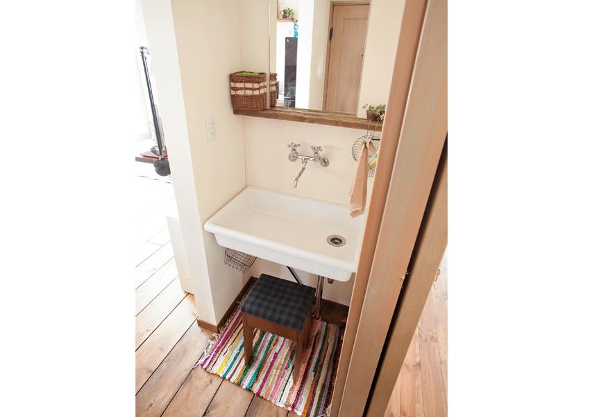 レトロなデザインの水栓金具を採用したお手洗いコーナー