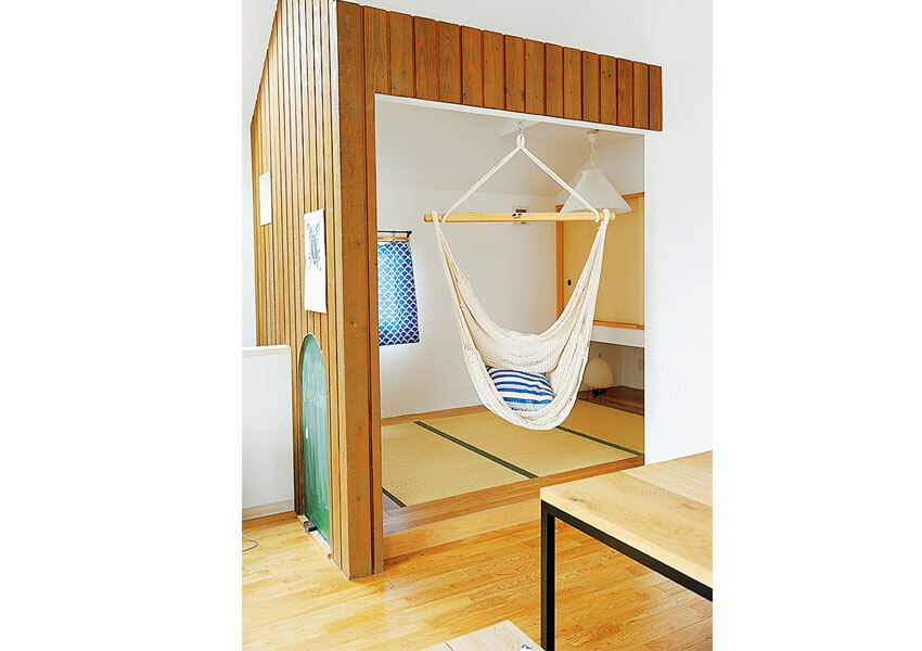 吊り押入れのある和室