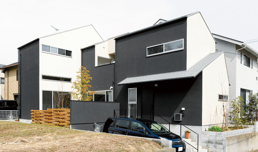 外観は切妻屋根を採用し、美しい印象になりました。白と黒でメリハリのあるお家になりました