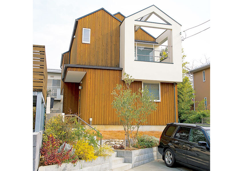 3つの三角屋根が重なり合うデザインの外観