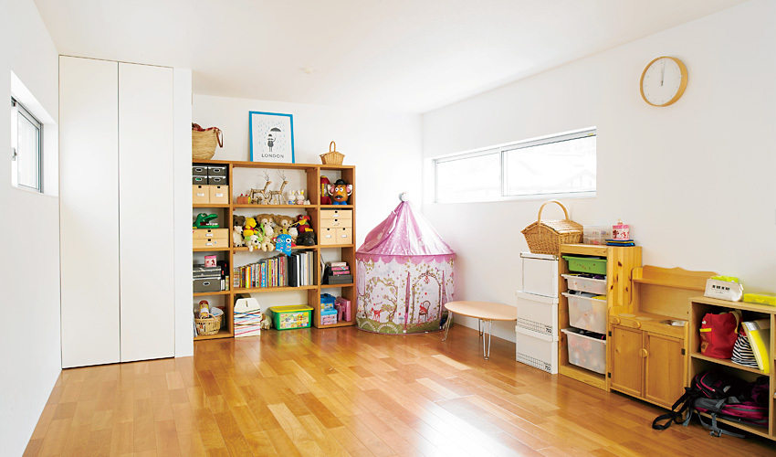 子供部屋は広々とした空間にし、子どもが成長したら家具でしきれるよう計画しました