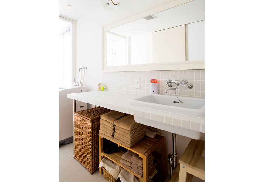KARATの洗面ボウルを組み合わせたシンプルな洗面室