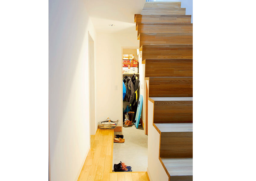 玄関収納とモルタルのみの広いたたき