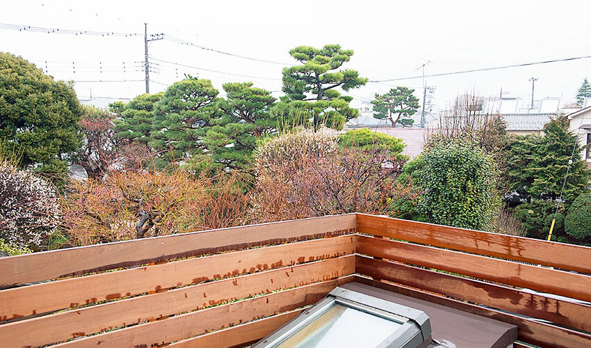 隣家の借景が楽しめるバルコニー