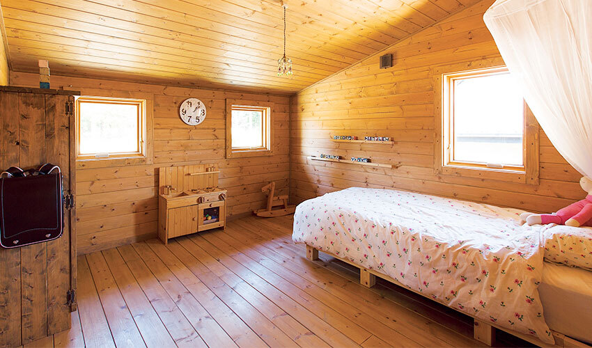屋根裏部屋のような傾斜天井の寝室