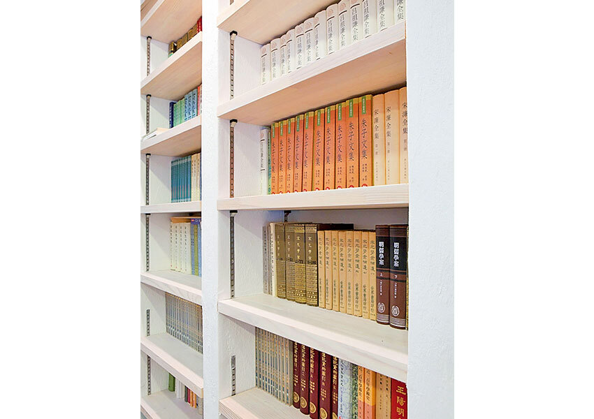 構造を活かした造り付け本棚