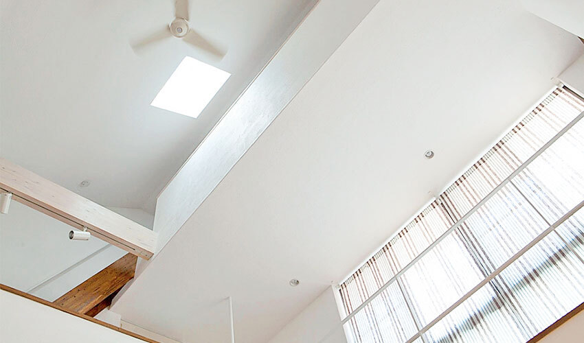 光を取り入れる吹き抜け