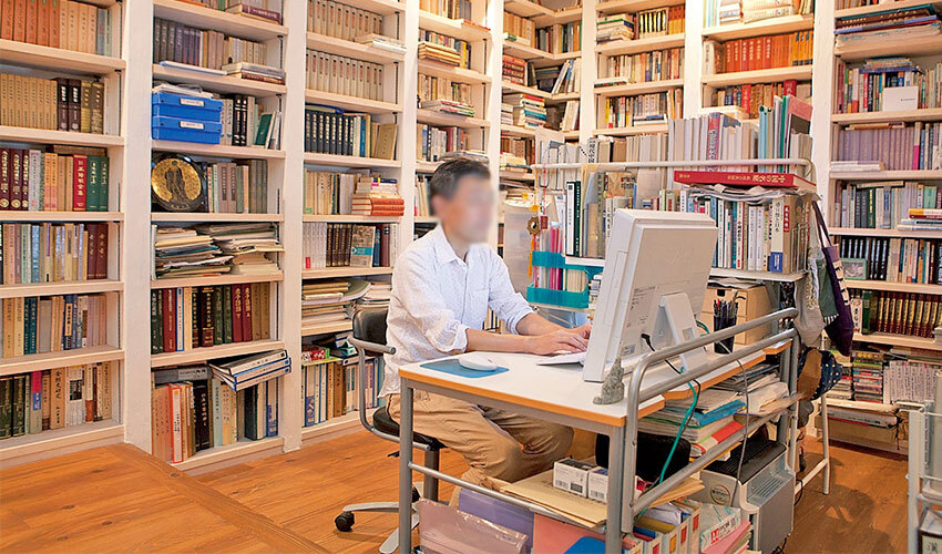 “こもり感”が生まれ落ち着いた雰囲気の本棚に囲まれた書斎