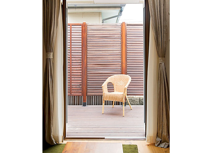 フルオープンサッシでリビングとつながるデッキ