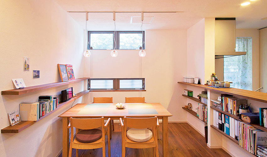 オープン棚を設けたなごめる雰囲気のダイニング
