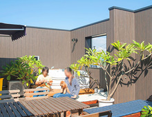 屋上はハワイアンリゾート。３階建て構造とDIYで理想の空間に【建築条件つきの土地】