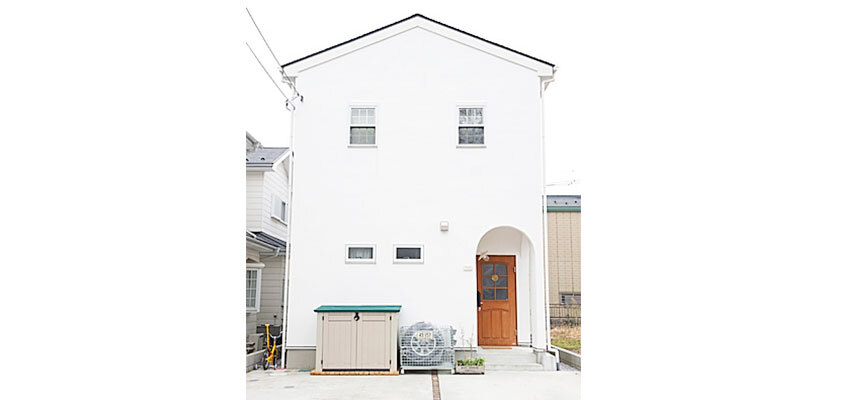 小さい窓がかわいい外観