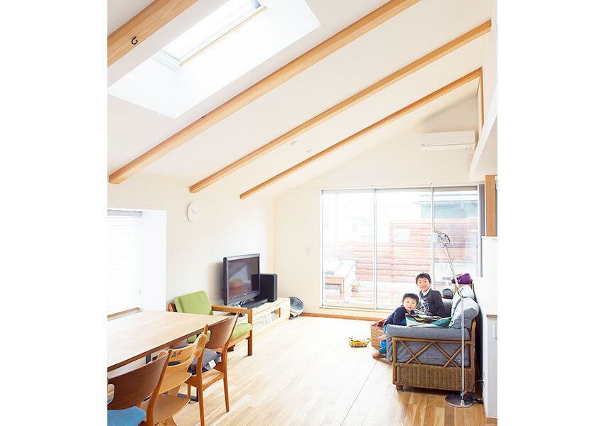 空間にダイナミックさを与える傾斜天井