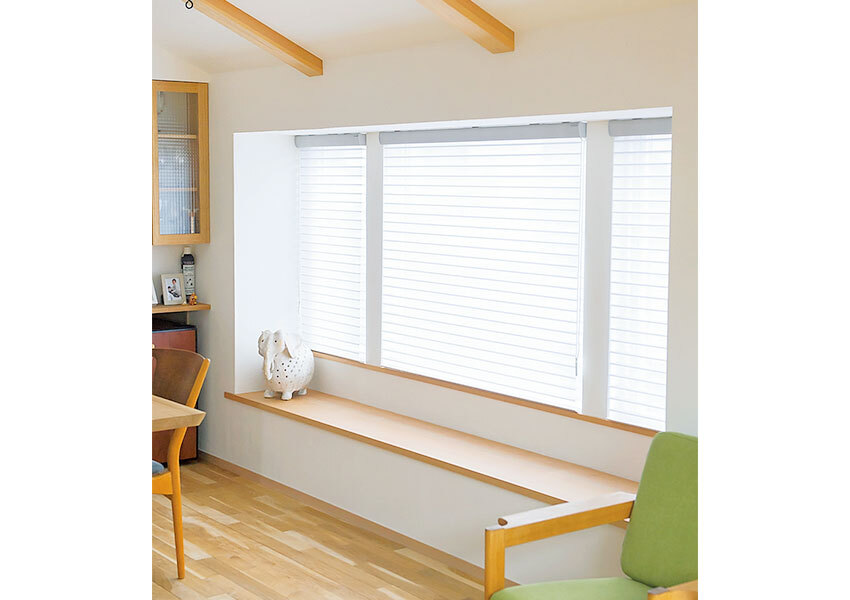 ダイニング側の出窓を利用したベンチ