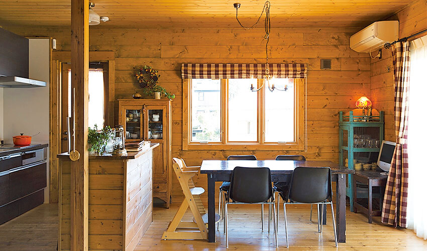 DIYの木のキッチンカウンターとテーブル