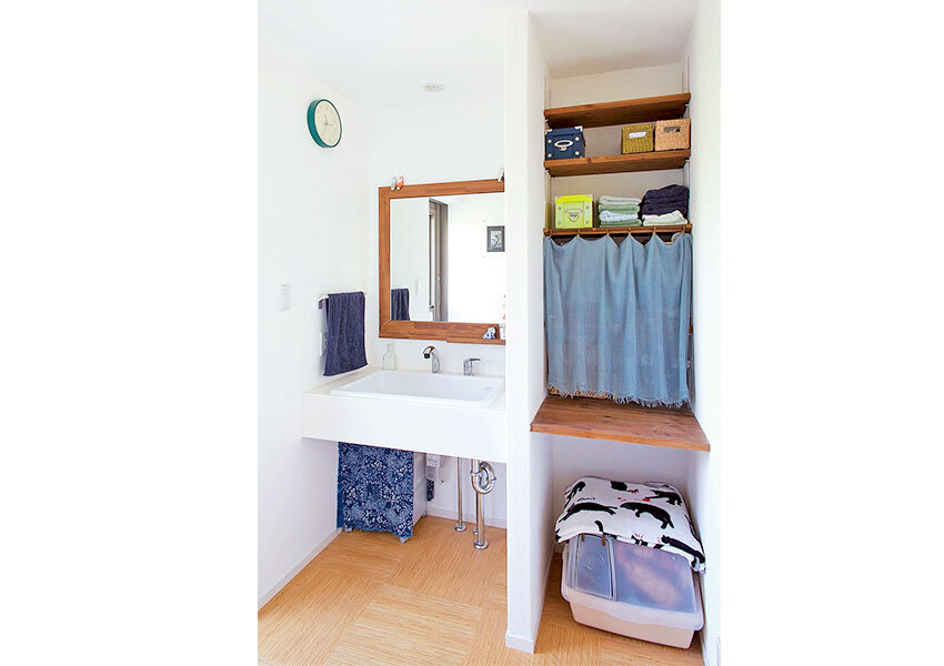 大きめの陶器のシンクを埋め込んだ洗面室