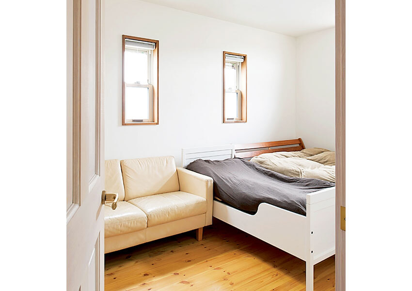 1階の壁はしっくいの寝室