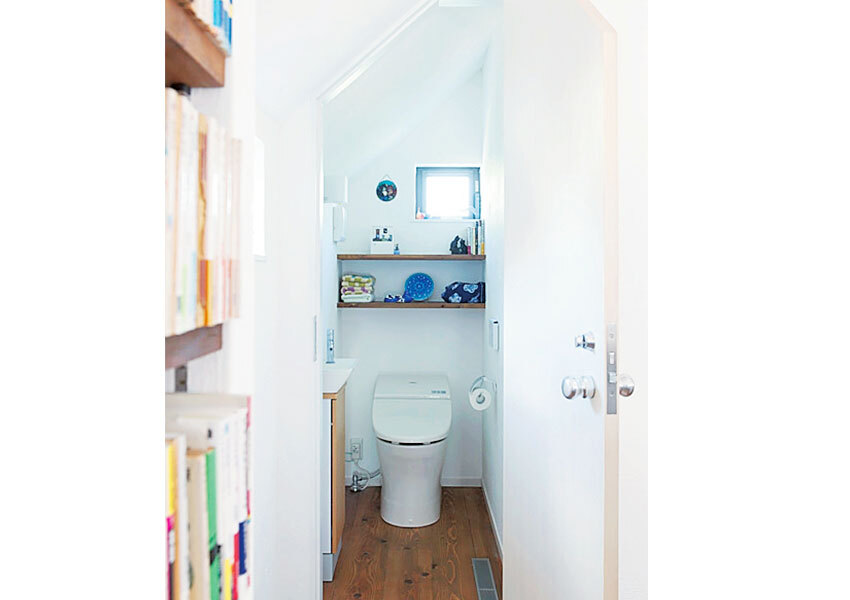 勾配天井を活かしたトイレ