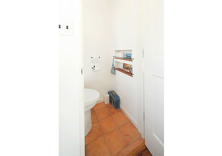 テラコッタタイル風のデザインのトイレ