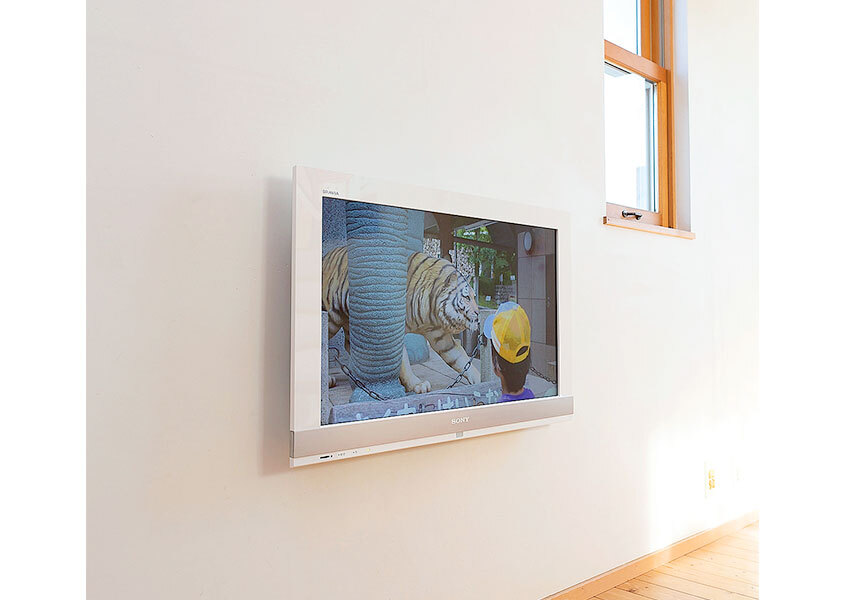 白いフレームの壁掛けテレビ