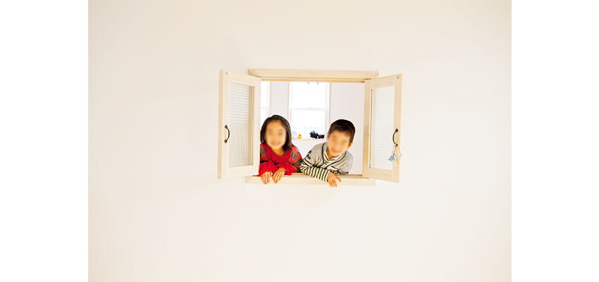 光や風の通り道として機能する室内窓