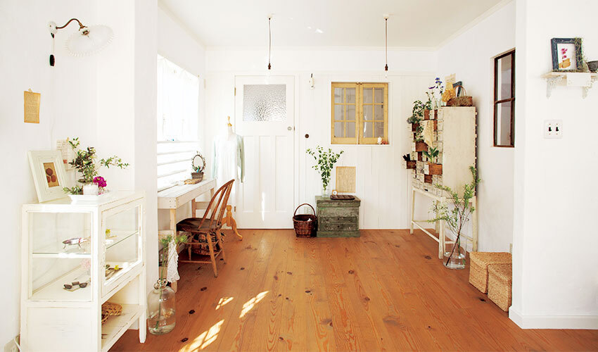 玄関に通じるドアをつたアトリエ