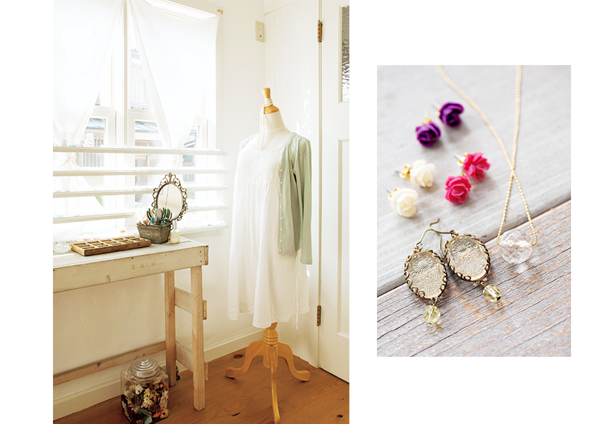 明るい窓辺に手作りのデスクを置いたアトリエ