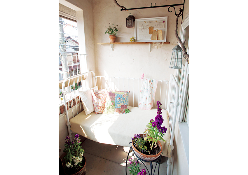 ベビーベッドをベンチがわりに置いたインナーバルコニー