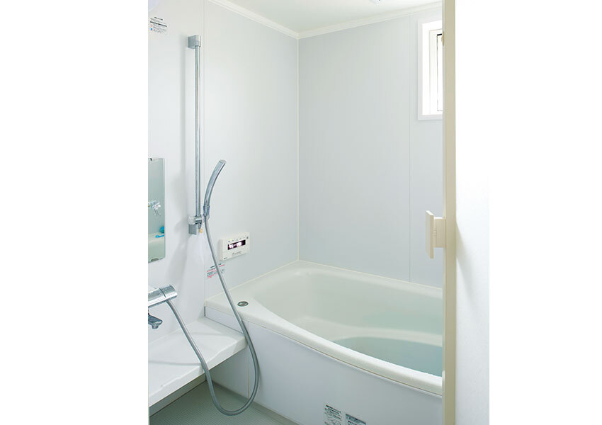 掃除のしやすいユニットバスの浴室