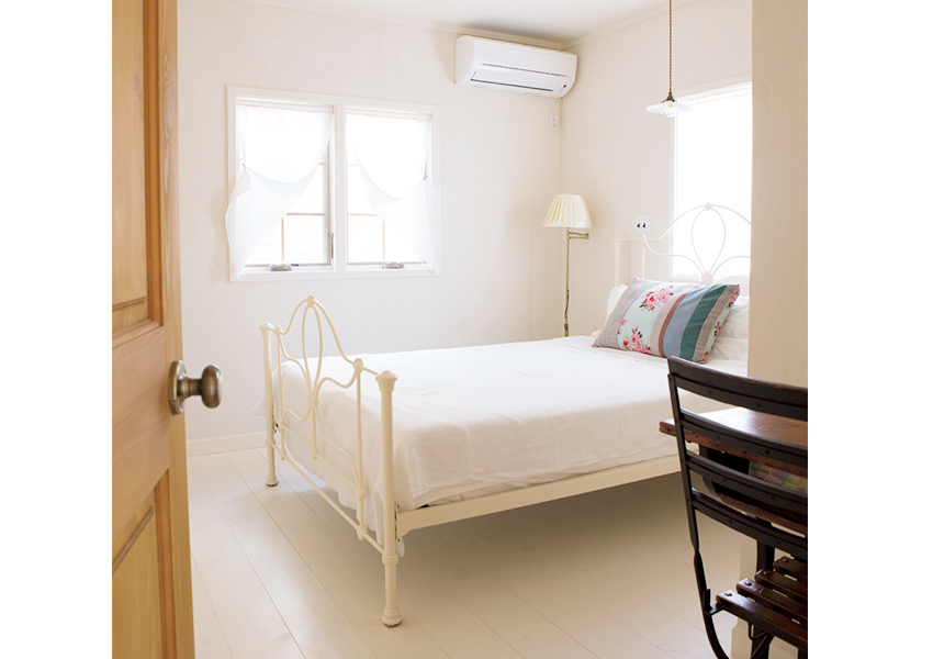 しっくい壁と白い床で洗練された寝室