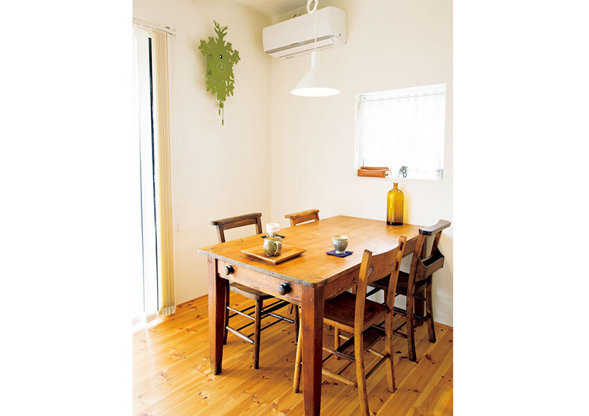 アンティークのパイン材テーブルとチェアのあるダイニング
