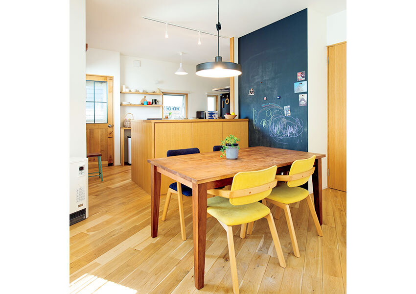 黒板塗料+マグネット塗料で仕上げた壁が素敵なダイニング