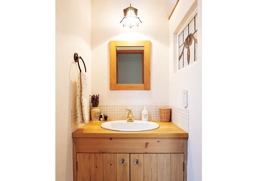 カウンターが木でできた洗面台