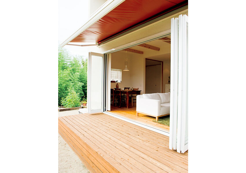 リビングの床面とフラットにつながるデッキ