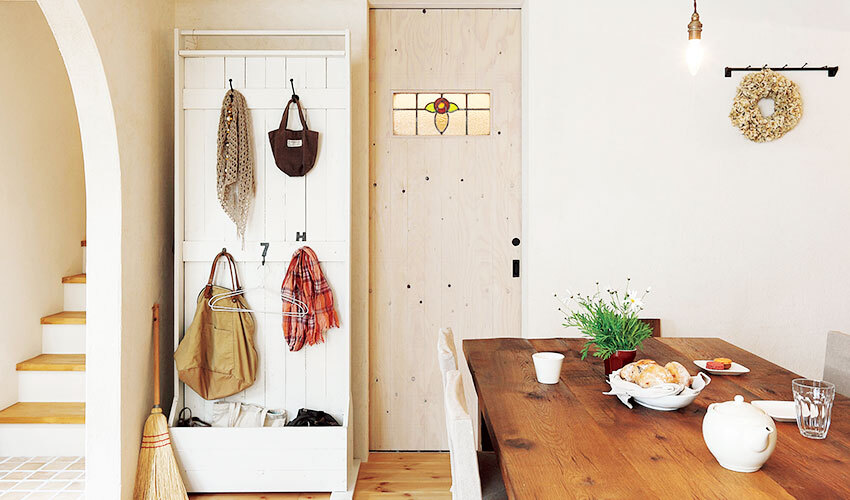 ご主人がDIYで製作したバック掛けのあるダイニング