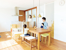 オープンな間取りとシンプルな内装で家族がのびのび暮らせる家