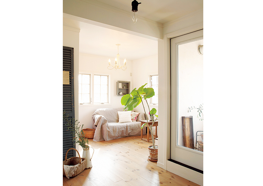 家族のくつろぎの場となっているホールとひと続きのファミリールーム