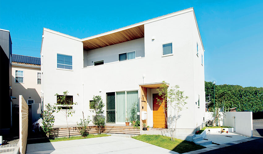 シンプルな中に自然のぬくもりを感じる外観