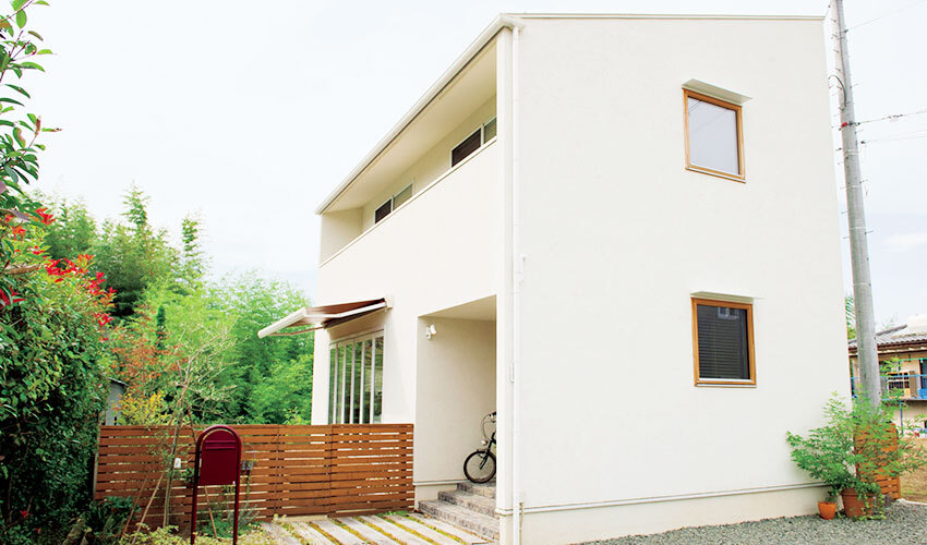 片流れ屋根のシンプルな箱のようなフォルムの外観
